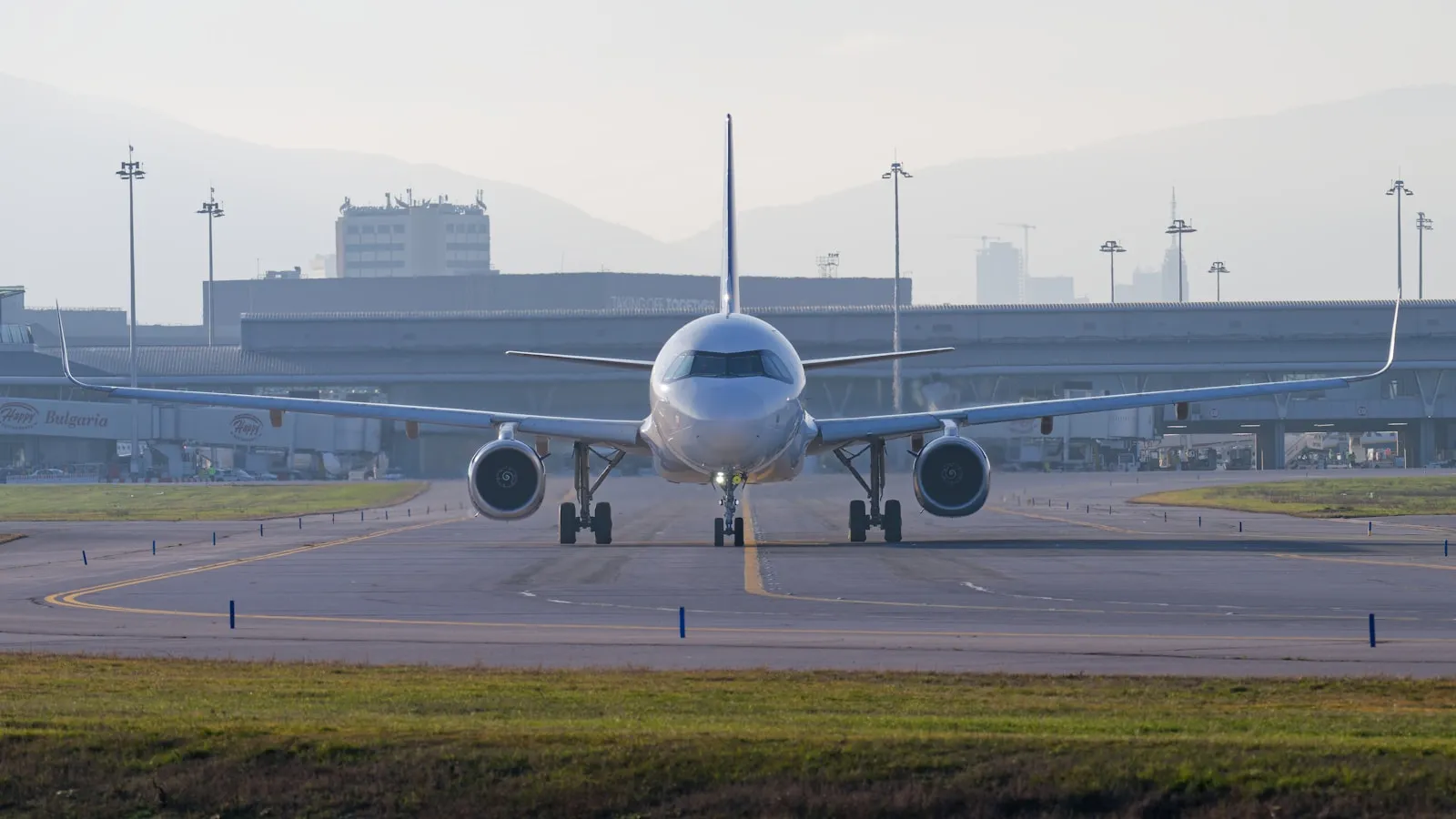 Passagierflugzeug auf dem Rollfeld